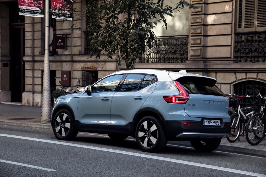  Volvo XC40 D4 Momentum 2017 года  (WW) (фото 9 из 45)